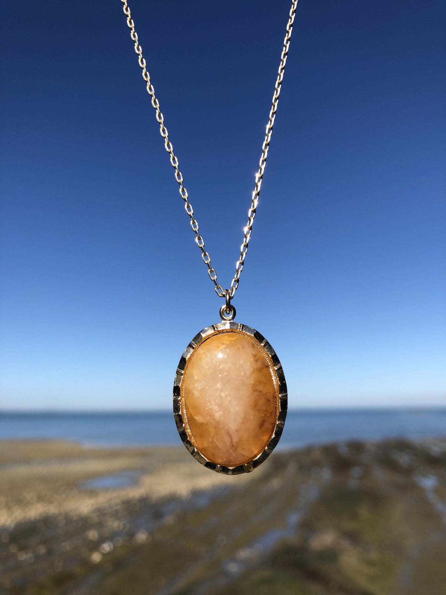 Necklace with a beautiful honey chert from Coromandel New Zealand with swirls of yellow and white. This stone is hand polished in a 25x18mm cabochon and set in a silver plated setting with a 19 inch chain on sky